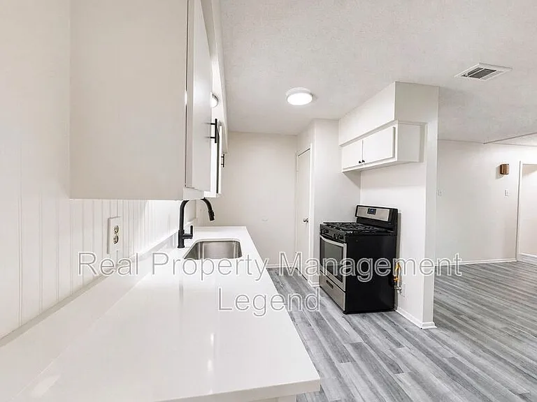 1021 Irene Dr — Photo 6