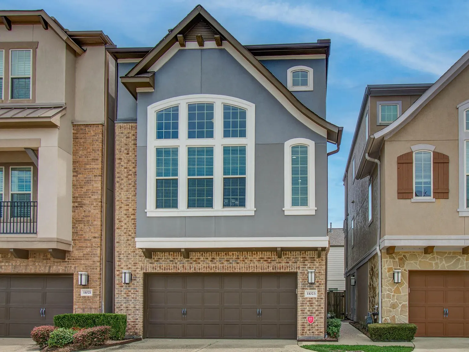 3 bed, 3.5 bath, 2002 sqft, $3,200 — Photo 4