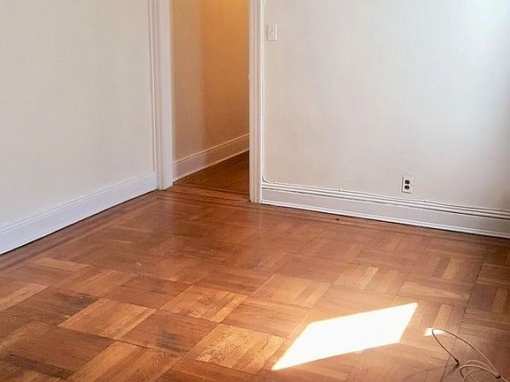 3rd image of 2805 33rd St APT 4F