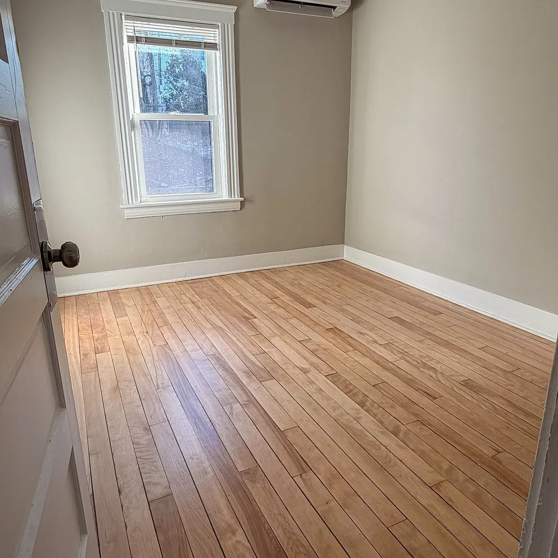 3 bed, 1.0 bath, 1200 sqft, $2,000 — Photo 2