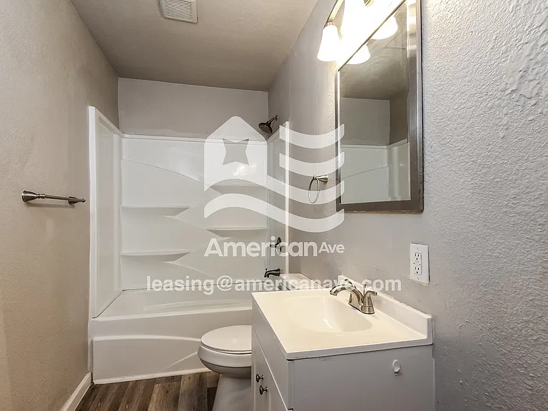 1352309_008_main_bathroom_13693579.jpg