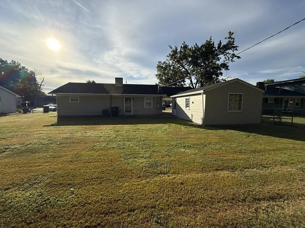 2915 Meadowlark Rd — Photo 3