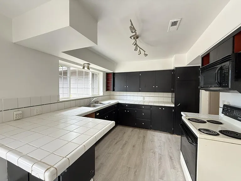 733 NE Wharton Dr — Photo 3