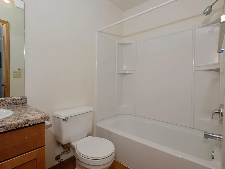 Fargo, ND Southwind Apartments | Bathroom