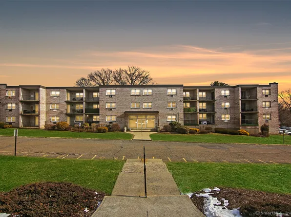 300 Meadowside Road APT 312, Milford, CT 06460