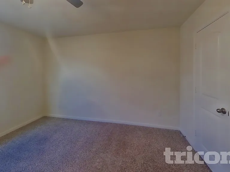 1933 Belmont Ln — Photo 11