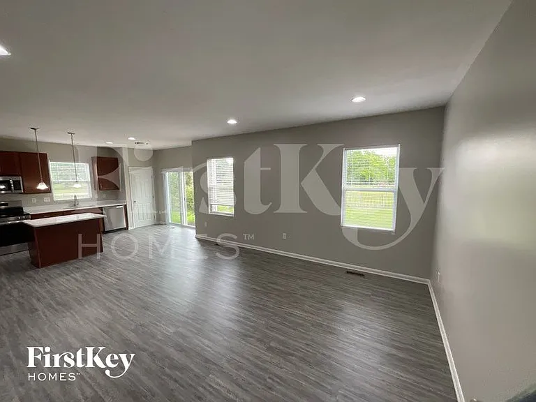 1624 Rosemore Ln — Photo 2