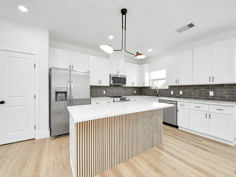 801 E 32nd 1/2 St #B — Photo 19
