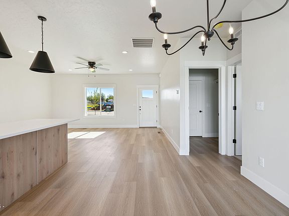 5th image of 937 Sierra St