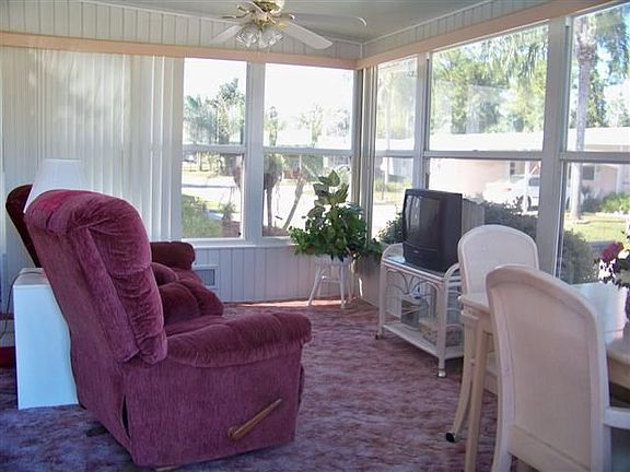 5th image of 393 Ashley Dr