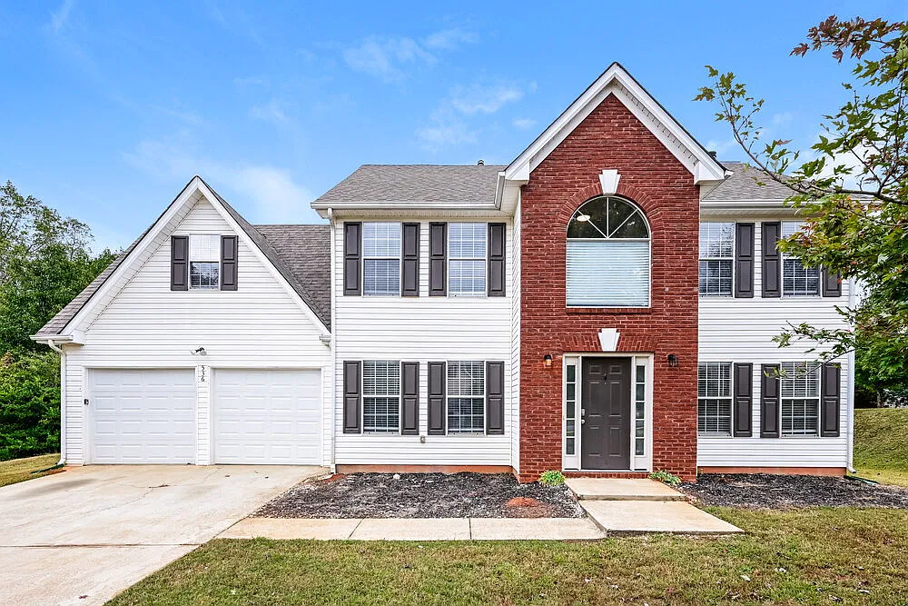 4 bed, 2.5 bath, 2196 sqft, $2,215 — Photo 1
