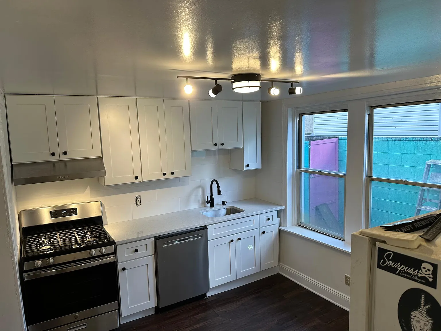 3 bed, 1170 sqft, $2,200 — Photo 2