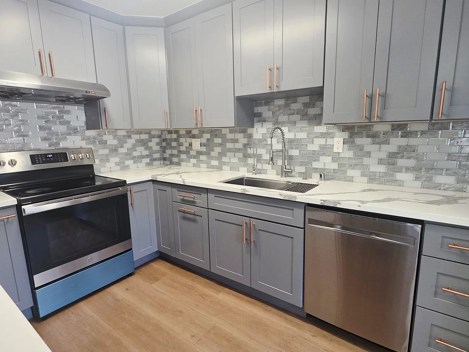 3 bed, 1.5 bath, 1003 sqft, $3,300 — Photo 2