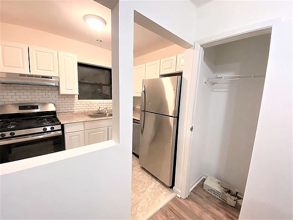 2nd image of 972 E 88th St #202A