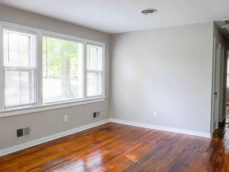 1710 Glenview Rd — Photo 3