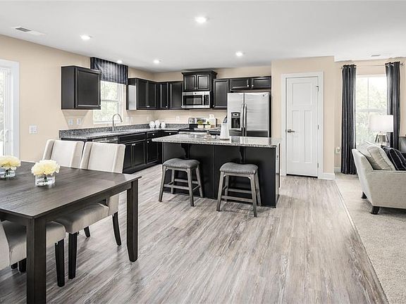 4th image of 352 Lakewick Ln