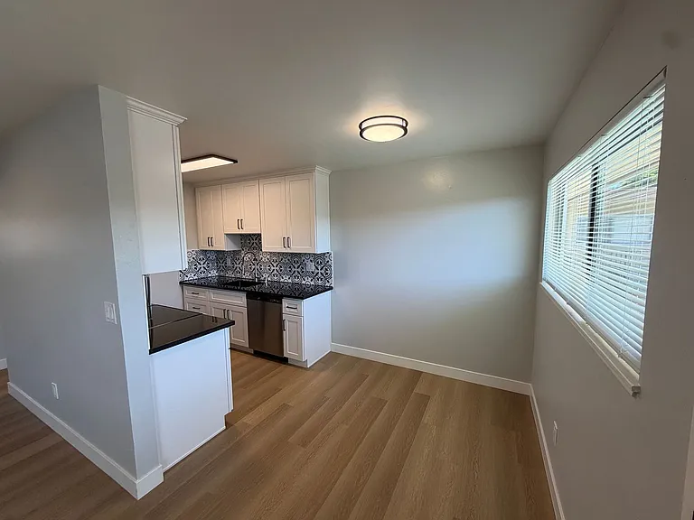 ROYALE APARTMENTS — Photo 21