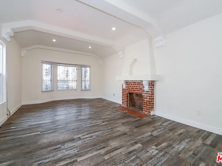 520 W 82nd St — Photo 11