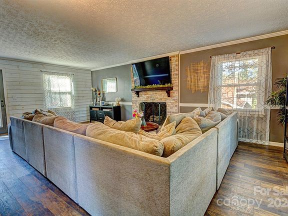4th image of 414 Melody Ln #4