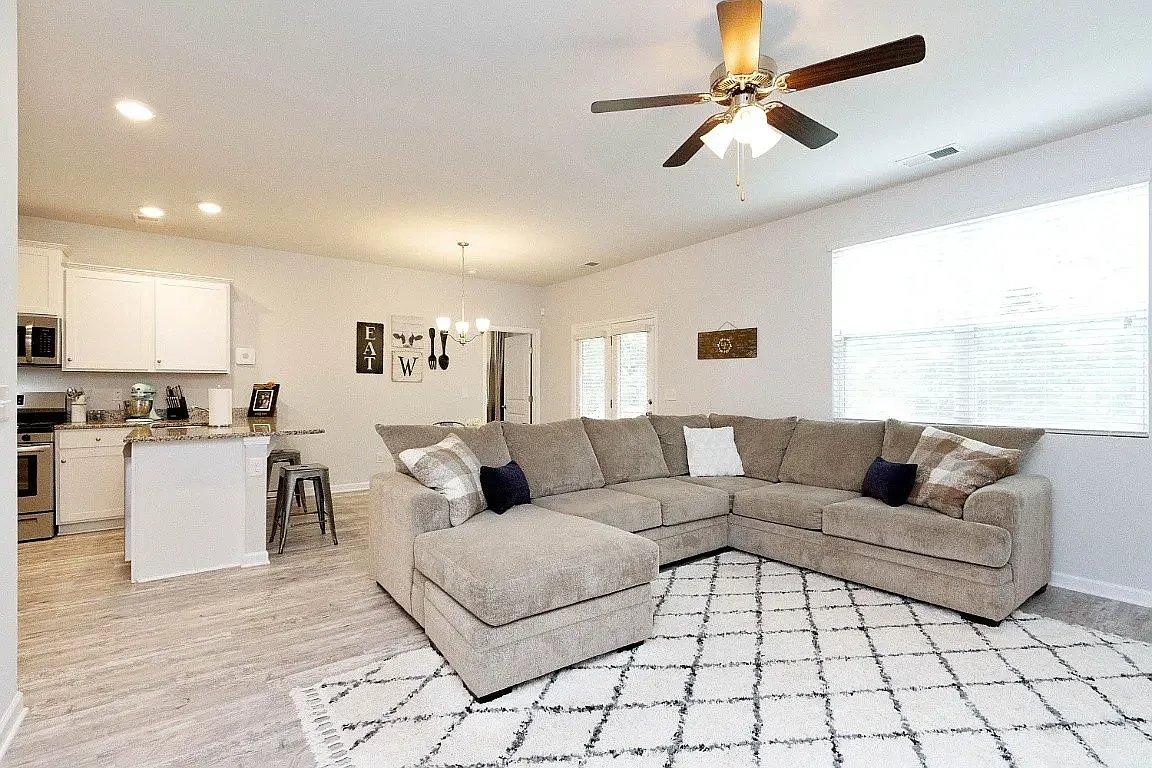 3 bed, 1405 sqft, $1,995 — Photo 2