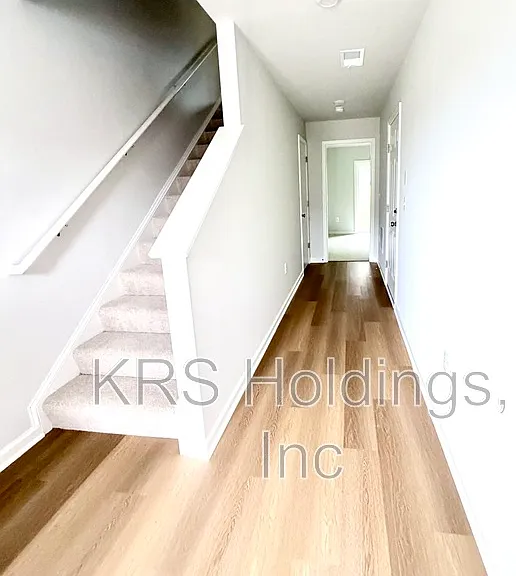315 Old Field Dr — Photo 3