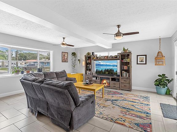 3rd image of 855 Pearl Dr