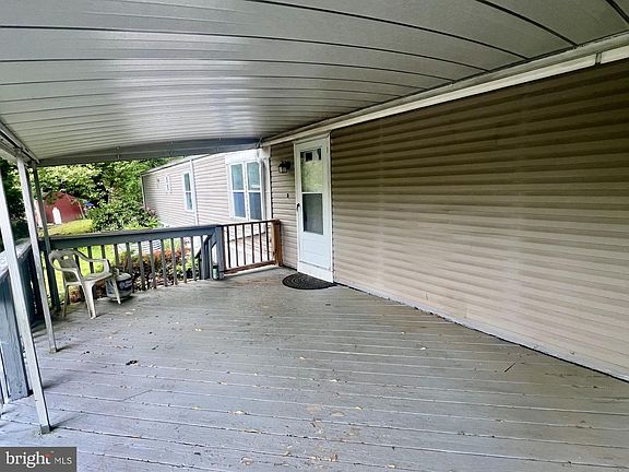3rd image of 910 Lakeview Dr