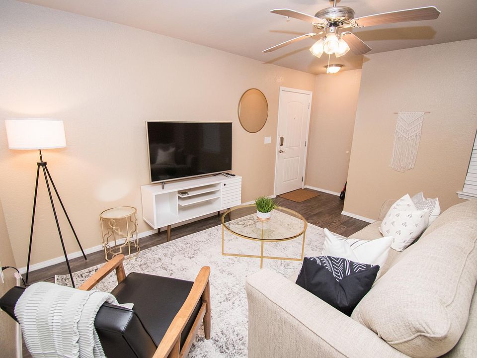 1st image of 102 NW Woodmoor Ct APT 13