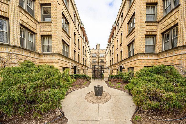 2nd image of 1364 W Greenleaf Ave APT 1S