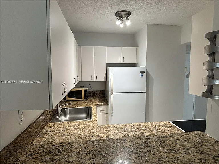 126 SW 17th Rd #505 — Photo 14
