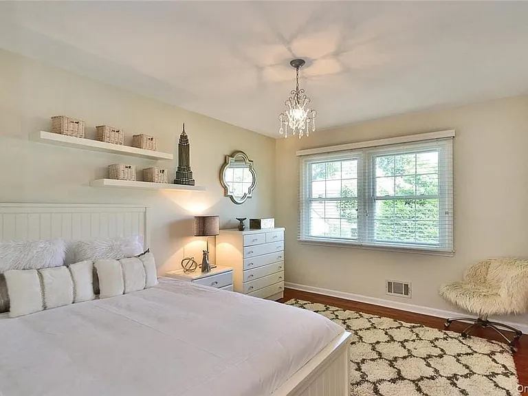 9 Franklin Ave — Photo 18