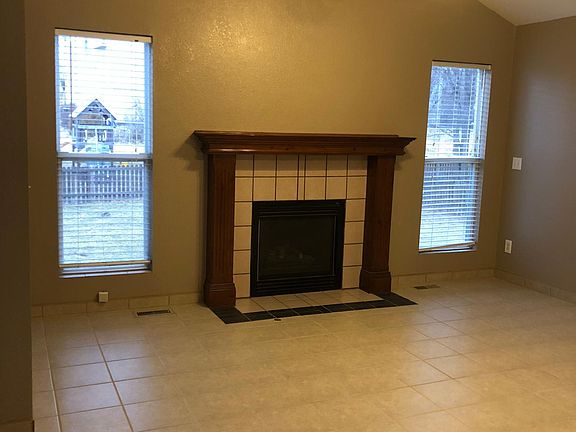 2nd image of 612 White Oak Ln