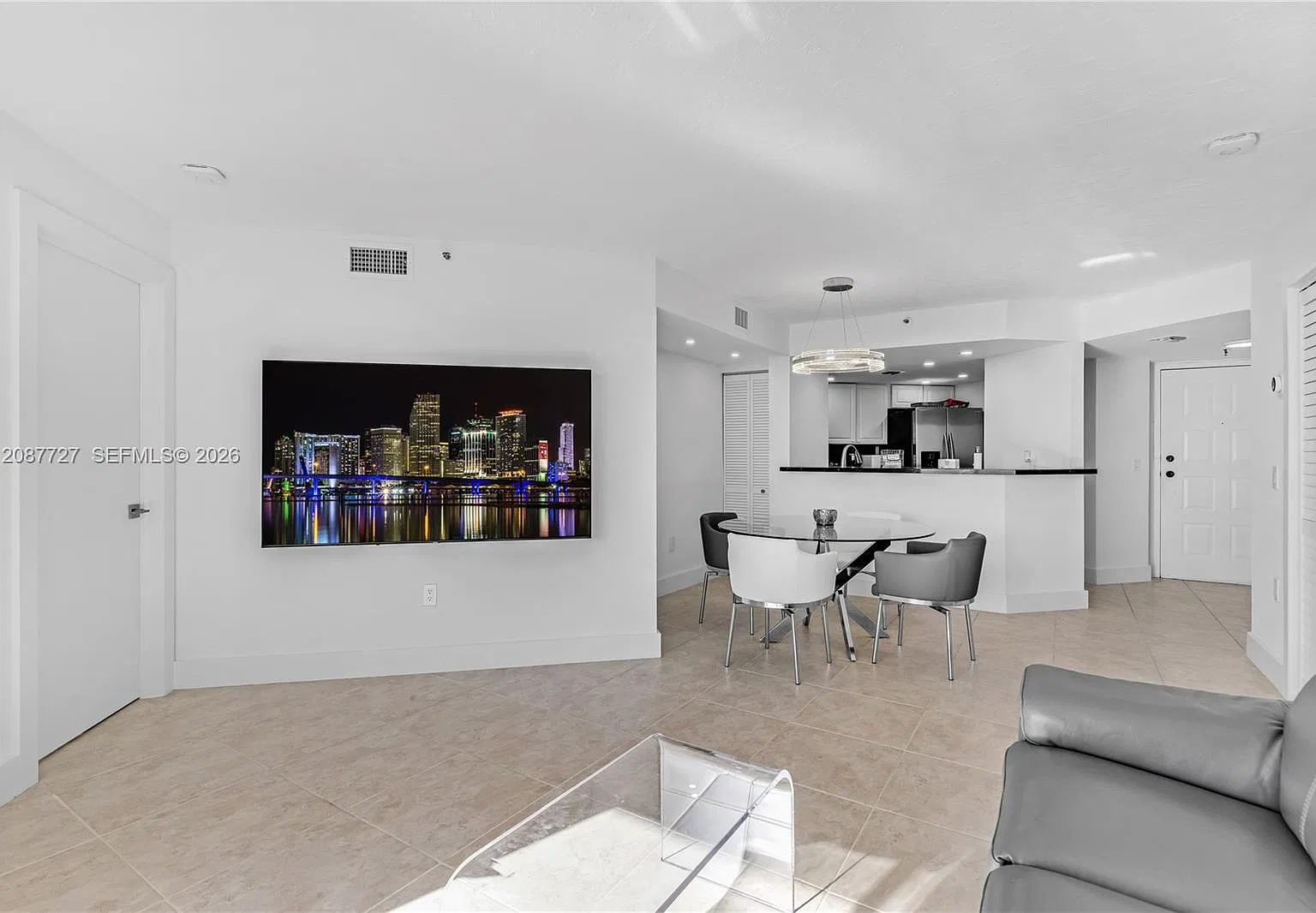 2 bed, 908 sqft, $4,000 — Photo 3