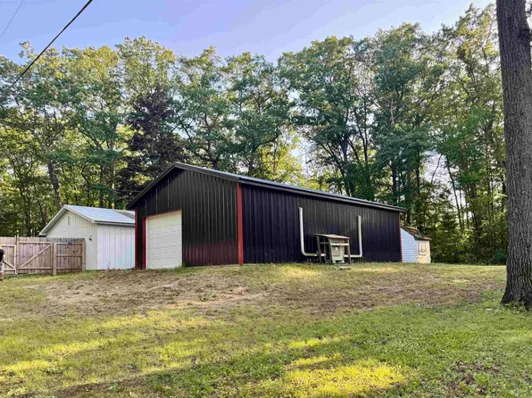 907 Hammond Rd, Harrison, MI 48625