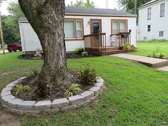2nd image of 301 Oak St