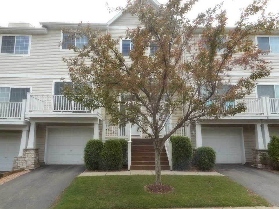 1st image of 564 Willoughby Way W