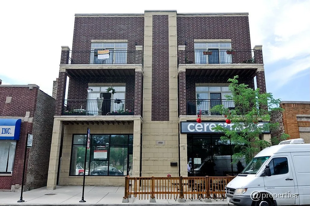 4880 N Clark St APT 2B photo 1
