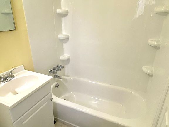 3rd image of 580 E Town St #14FEEB108