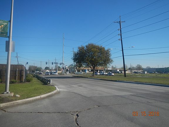 5th image of 2021 N Village Green St