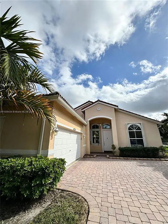 3 bed, 2.0 bath, 1905 sqft, $3,800 — Photo 1