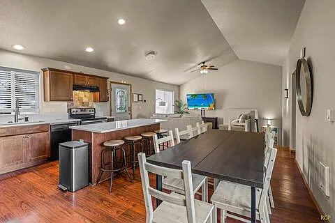 4 bed, 2.5 bath, 2000 sqft, $6,950 — Photo 2