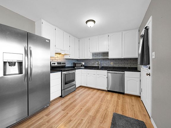 5th image of 416 Elm St