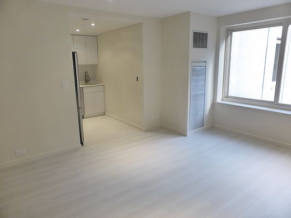 3rd image of 106 Central Park S APT 18O