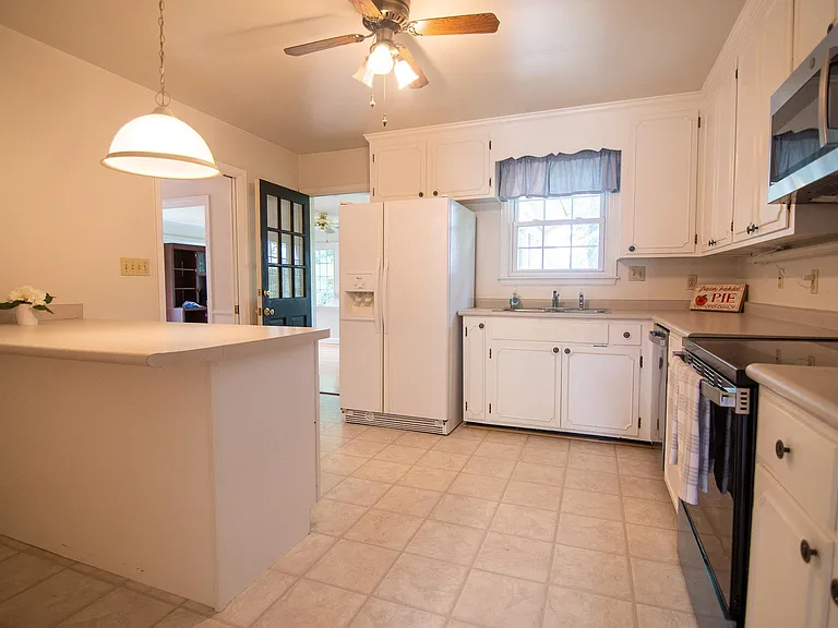 1313 Grove Rd — Photo 2