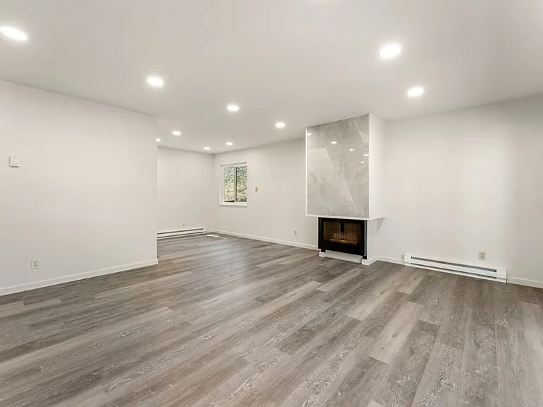 2441 Carlmont Dr — Photo 4