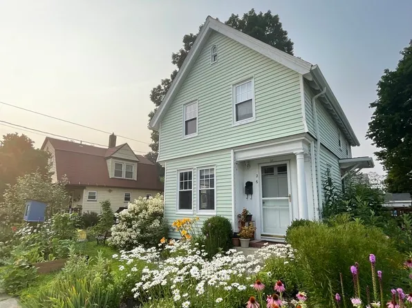 26 McKinley St, Maynard, MA 01754