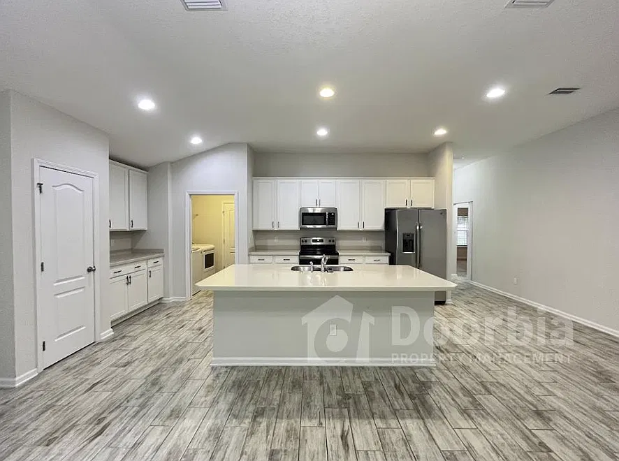 Beautiful 3-Bedroom, 2-Bathroom Home with Solar Panels — Photo 2