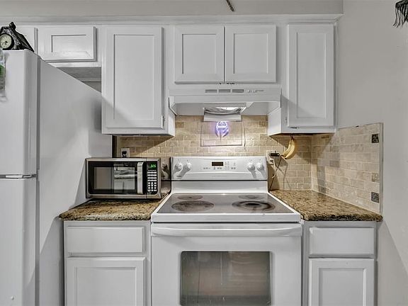 4th image of 10912 Gulf Fwy APT 9