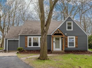 860 Apple Tree Ln, Brookfield, WI 53005