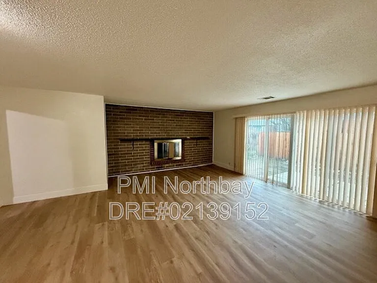 1019 Wallace St — Photo 4